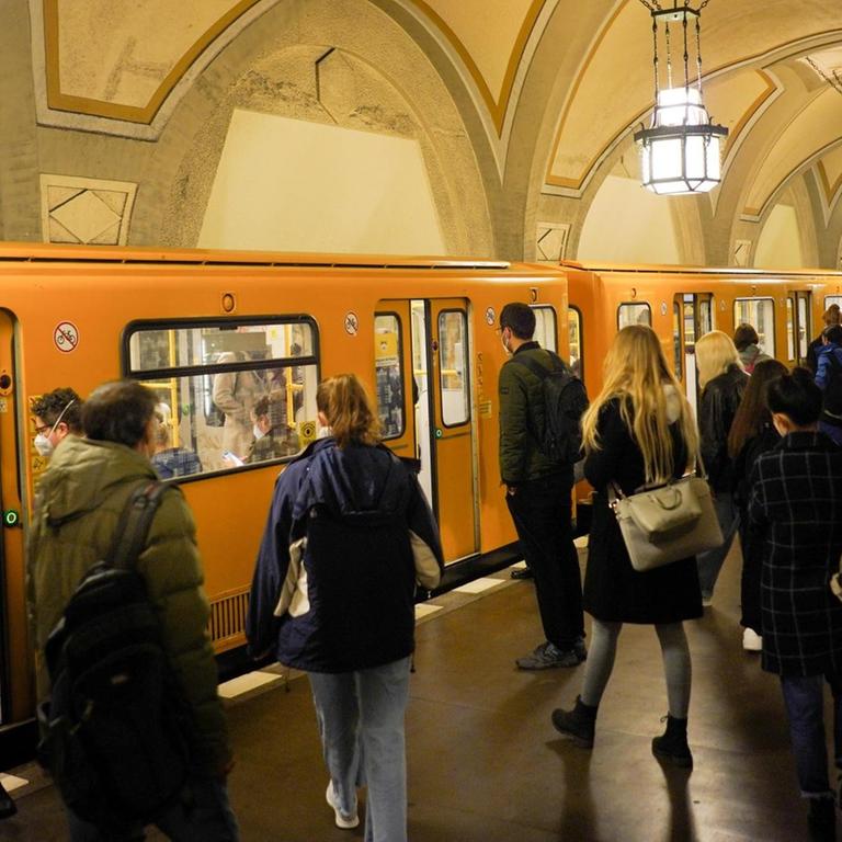 Menschen steigen an der U-Bahnstation "Heidelberger Platz" in die U3. Seitdem an den Hochschulen wieder Präsenzunterricht stattfindet, steigt das Fahrgastaufkommen. Zu bestimmten Zeiten kann es in einigen Zügen eng werden.