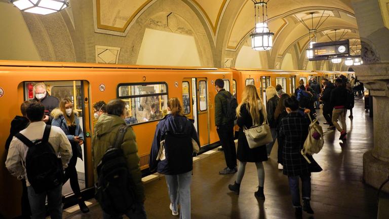 Menschen steigen an der U-Bahnstation "Heidelberger Platz" in die U3. Seitdem an den Hochschulen wieder Präsenzunterricht stattfindet, steigt das Fahrgastaufkommen. Zu bestimmten Zeiten kann es in einigen Zügen eng werden.