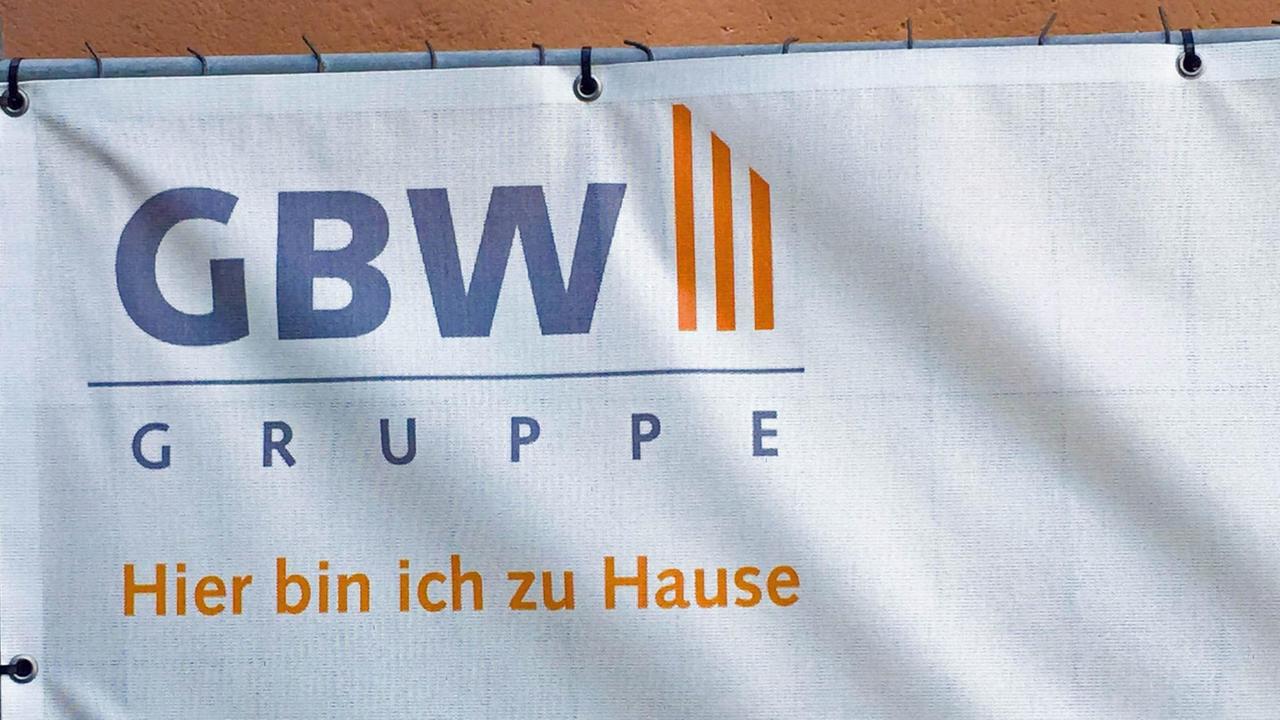 Banner mit Logo und dem Claim "Hier bin ich zu Hause" der Gemeinnützigen Bayerischen Wohnungsbaugesellschaft, kurz GBW, aufgenommen 2018