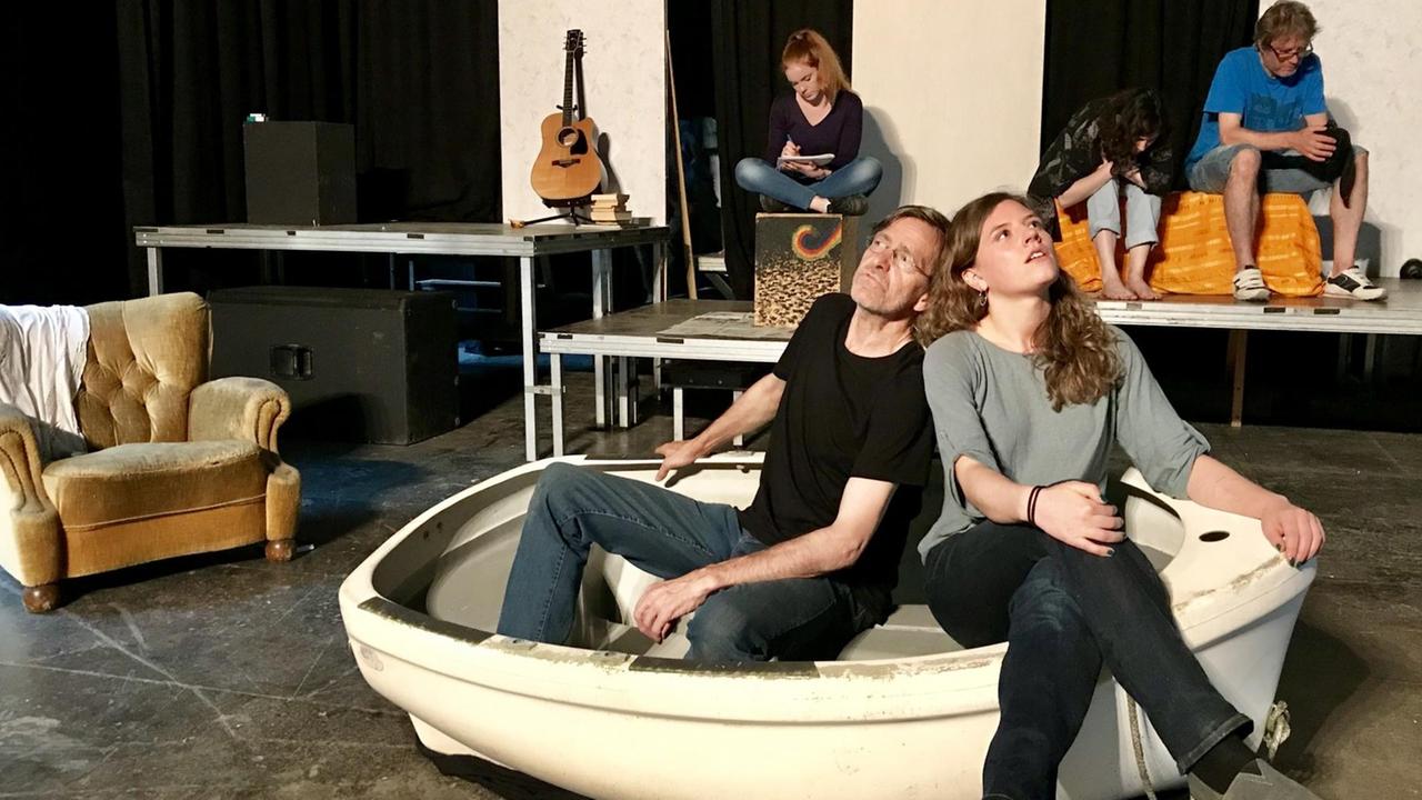 Der Marburger Theatermacher Willi Schmidt in Aktion mit einer Schauspielerin. Der Marburger Theatermacher Willi Schmidt in Aktion mit einer Schauspielerin.