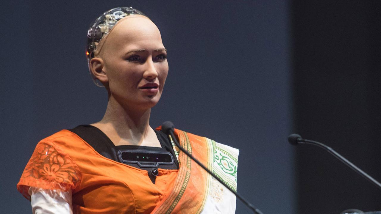 Mumbai, Indien: Die Roboterfrau Sofia hat am 30.12.17 ihren ersten Auftritt am Indischen Technologie Institut Bombay (IIT-B) während des Techfestes 2017. Mumbai, Indien: Die Roboterfrau Sofia hat am 30.12.17 ihren ersten Auftritt am Indischen Technologie Institut Bombay (IIT-B) während des Techfestes 2017.
