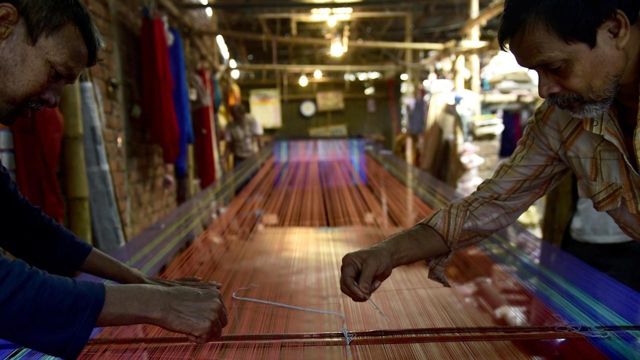 Die Arbeiter in den Textilfabriken von Bangladesch zählen zu den am schlechtesten bezahlten der Welt. Die Arbeiter in den Textilfabriken von Bangladesch zählen zu den am schlechtesten bezahlten der Welt.