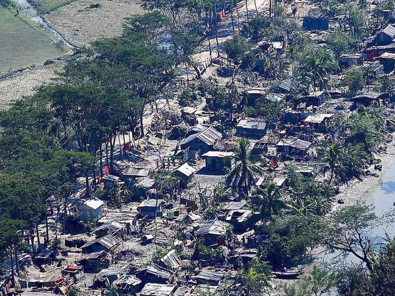 Zerstörte Siedlungen in Bangladesch nach dem ein Zyklon über das Lang gefegt ist.