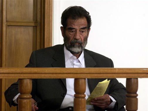 Ex-Staatschef Saddam Hussein vor dem irakischen Haftrichter, 1.7.2004 Ex-Staatschef Saddam Hussein vor dem irakischen Haftrichter, 1.7.2004