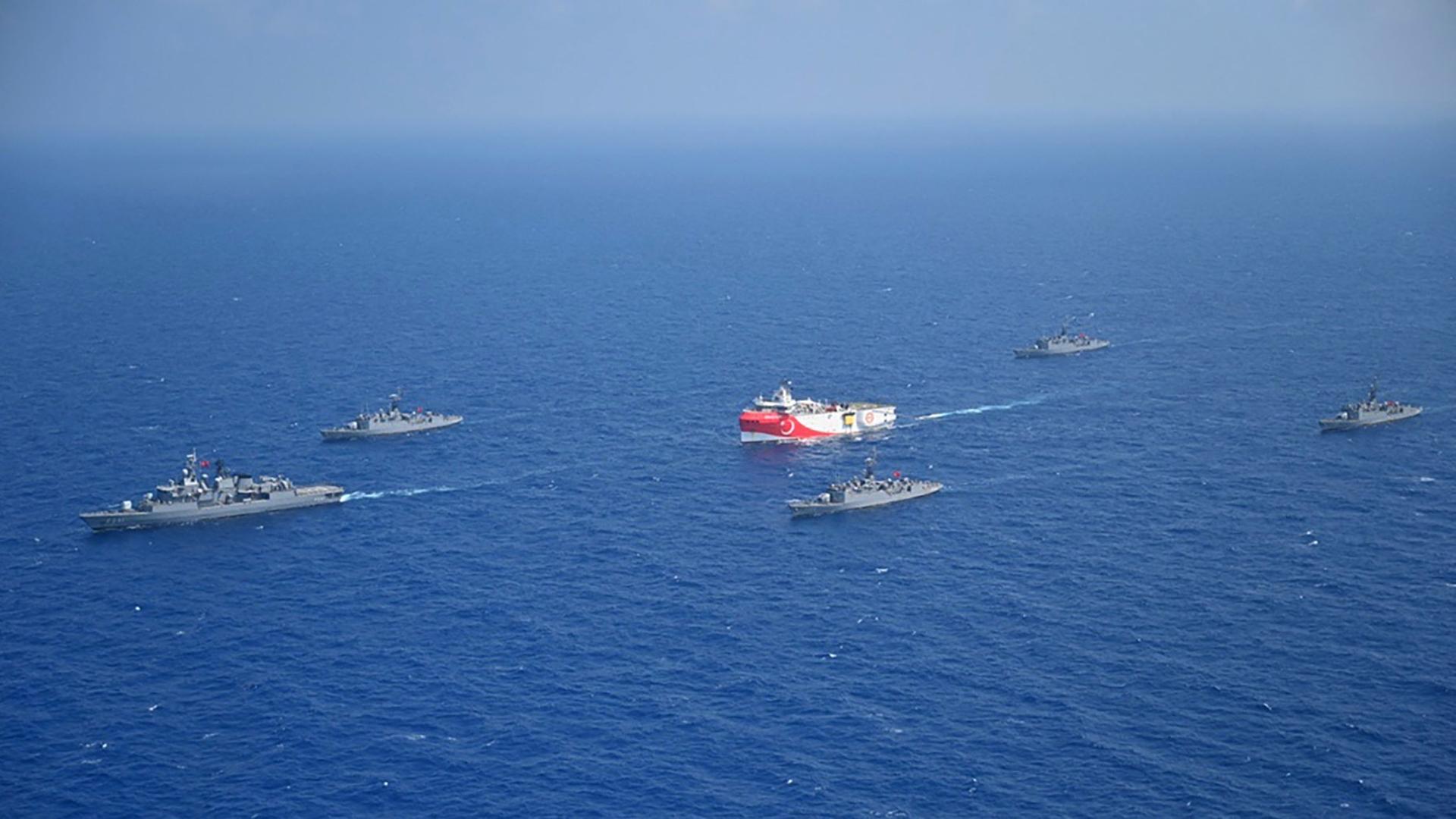 Türkische Kriegsschiffe eskortieren das türkische Schiff Oruc Reis. Türkische Kriegsschiffe eskortieren das türkische Schiff Oruc Reis.