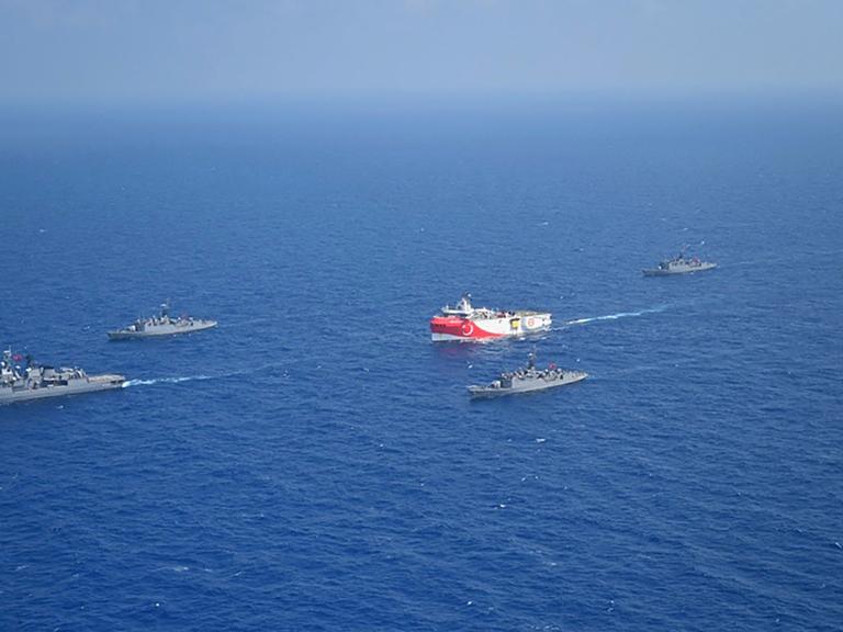 Türkische Kriegsschiffe eskortieren das türkische Schiff Oruc Reis.
