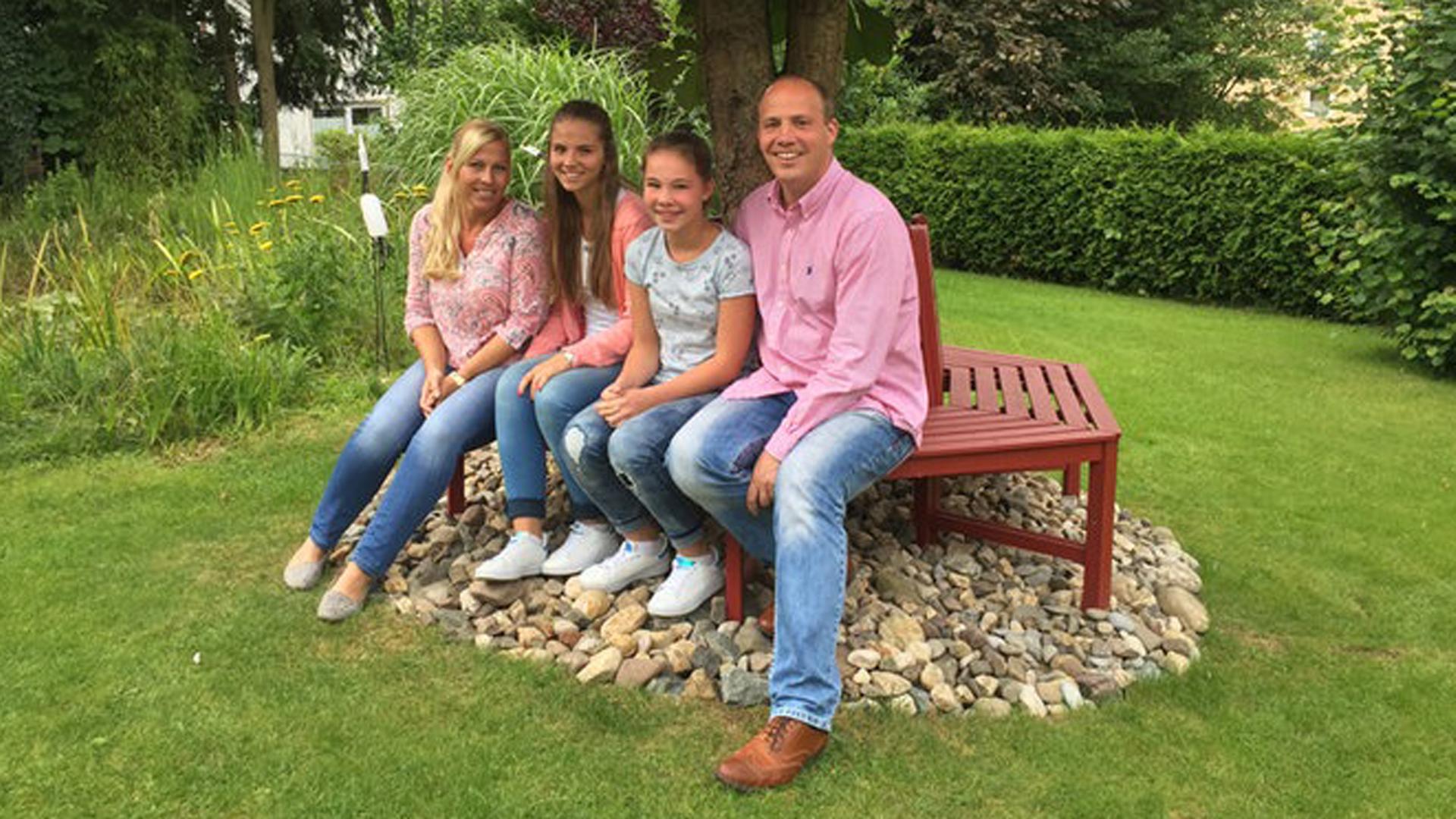 Die Familie Röhrbein im Garten - glücklich im Sauerland