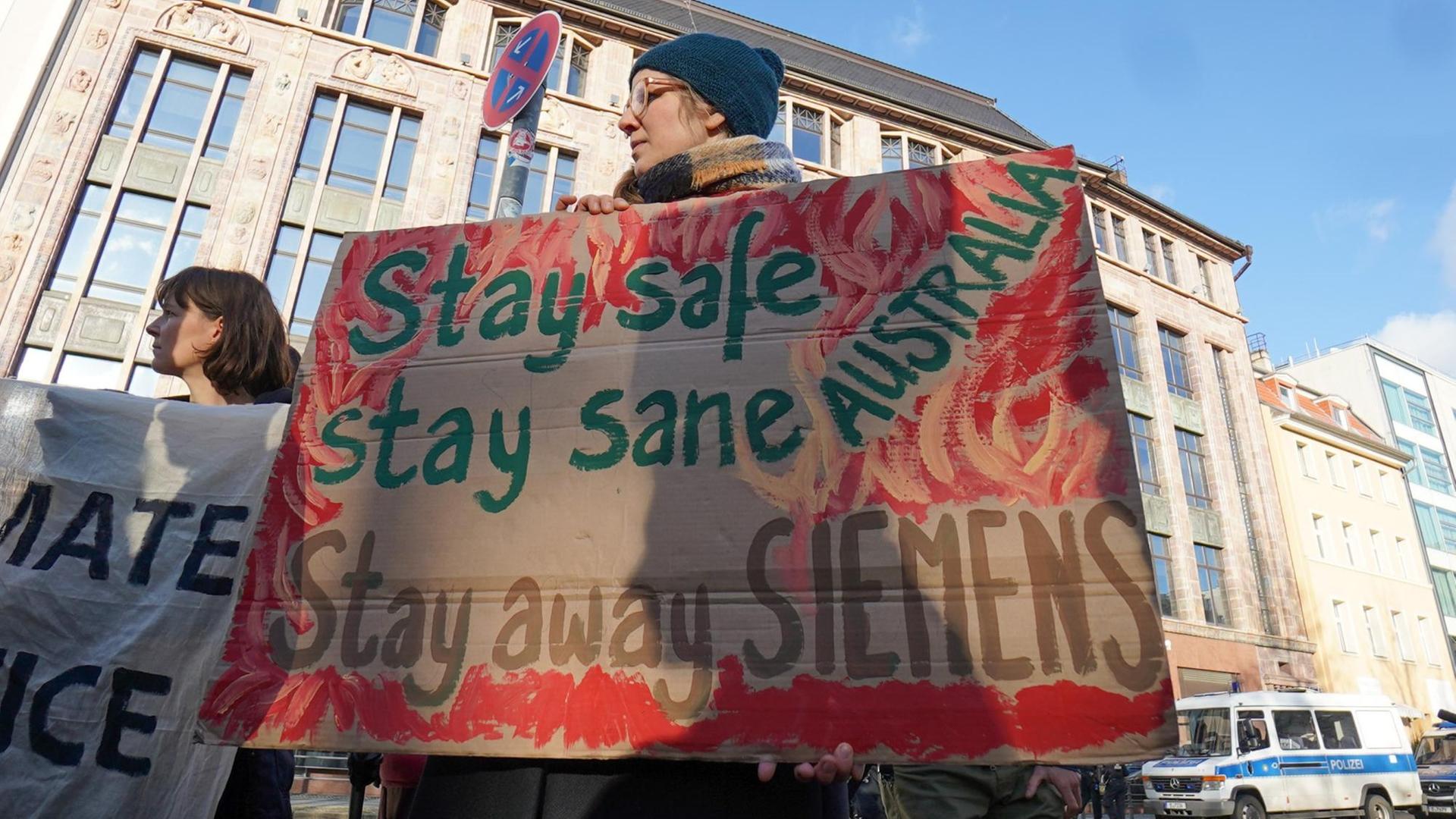 Ein Transparent mit der Aufschrift «Stay safe, stay sane Australia, stay away Siemens» ist bei einer Kundgebung unter dem Motto «Adani Kohlemine stoppen!» von Extinction Rebellion und Parents für Future vor der Australischen Botschaft zu sehen. Ein Transparent mit der Aufschrift «Stay safe, stay sane Australia, stay away Siemens» ist bei einer Kundgebung unter dem Motto «Adani Kohlemine stoppen!» von Extinction Rebellion und Parents für Future vor der Australischen Botschaft zu sehen.
