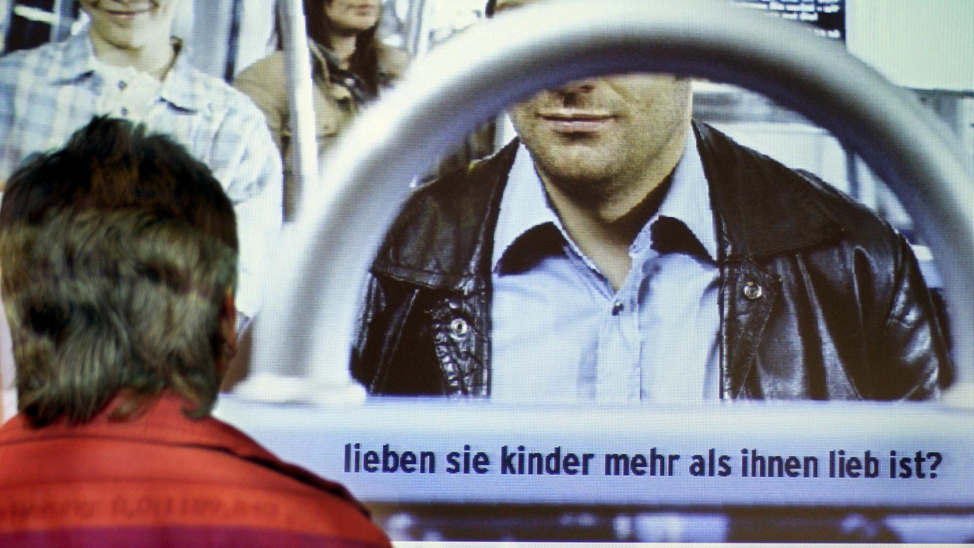 Medienkampagne gegen Pädophile - auf einem Bildschirm ist zu lesen: "lieben sie kinder mehr als ihnen lieb ist" Medienkampagne gegen Pädophile - auf einem Bildschirm ist zu lesen: "lieben sie kinder mehr als ihnen lieb ist"