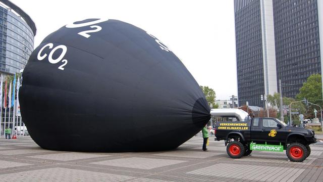 Vor dem Congress Center an der Messe Frankfurt haben Greenpeace-Demonstranten zur IAA effektvoll gegen den CO2-Ausstoß großer Fahrzeuge demonstriert.