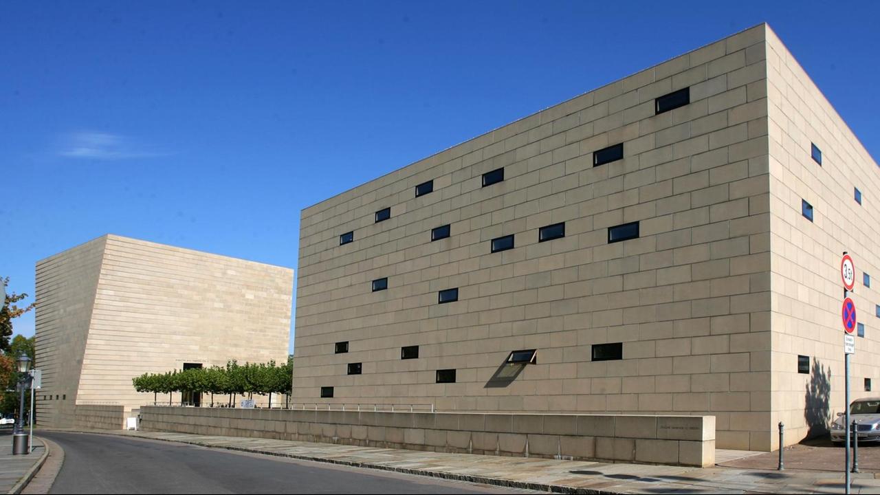 Im Sonnenlicht stehen die kubischen Gebäudeteile der Neuen Synagoge in Dresden. Die Dresdner Neue Synagoge befindet sich am Rande der Altstadt zwischen der Brühlschen Terrasse und der Carolabrücke. Der erste Synagogenbau von Gottfried Semper wurde 1938 zerstört; die Neue Synagoge wurde ab 1996 an nahezu der gleicher Stelle errichtet. Im Sonnenlicht stehen die kubischen Gebäudeteile der Neuen Synagoge in Dresden. Die Dresdner Neue Synagoge befindet sich am Rande der Altstadt zwischen der Brühlschen Terrasse und der Carolabrücke. Der erste Synagogenbau von Gottfried Semper wurde 1938 zerstört; die Neue Synagoge wurde ab 1996 an nahezu der gleicher Stelle errichtet.