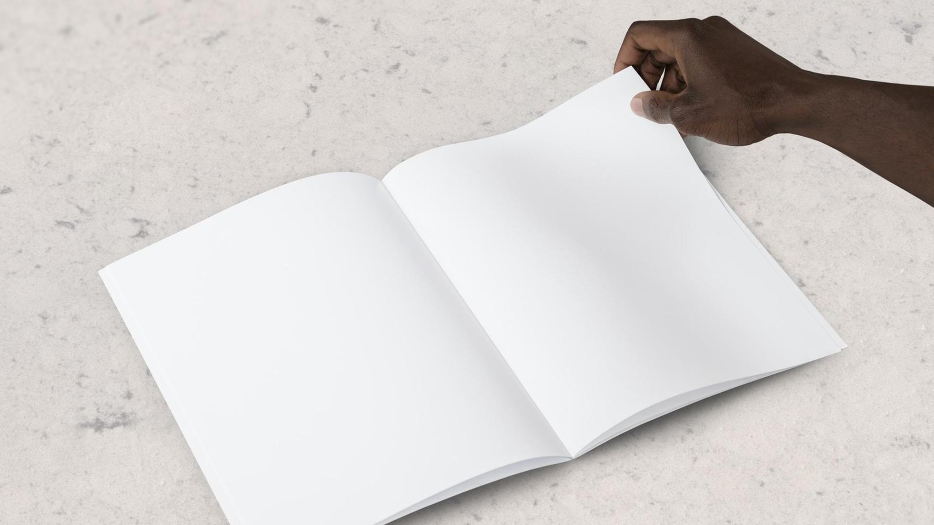 Eine Hand blättert in einem Buch mit leeren Seiten. Eine Hand blättert in einem Buch mit leeren Seiten.