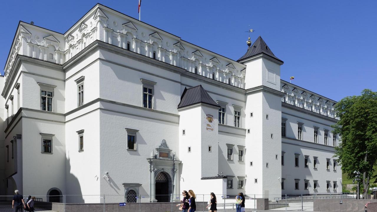 Frontalansicht des wiederaufgebauten Großfürstenschlosses in Vilnius, Litauen Frontalansicht des wiederaufgebauten Großfürstenschlosses in Vilnius, Litauen