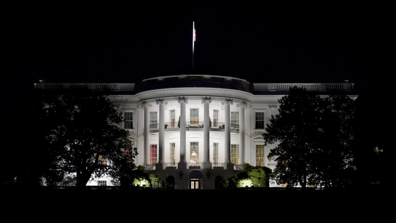 Eine nächtliche Aufnahme des Weißen Hauses.