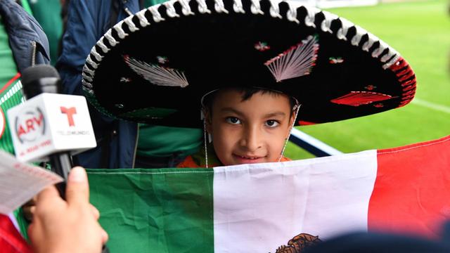 Ein junger Fan während des Trainings der mexikanischen Fußball-Nationalmannschaft vor der WM 2018.