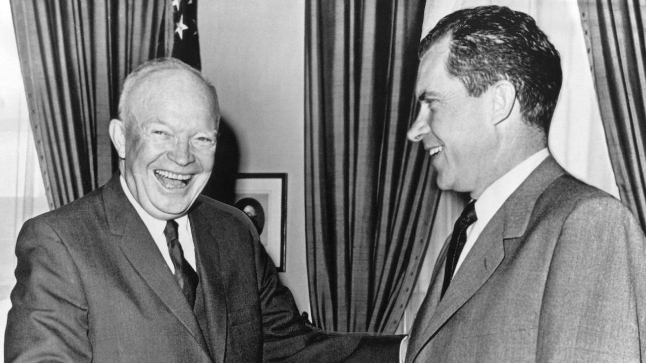 US-Präsident Dwight D. Eisenhower (l) und sein Vizepräsident Richard Nixon am 3. Oktober 1960 im Weißen Haus.