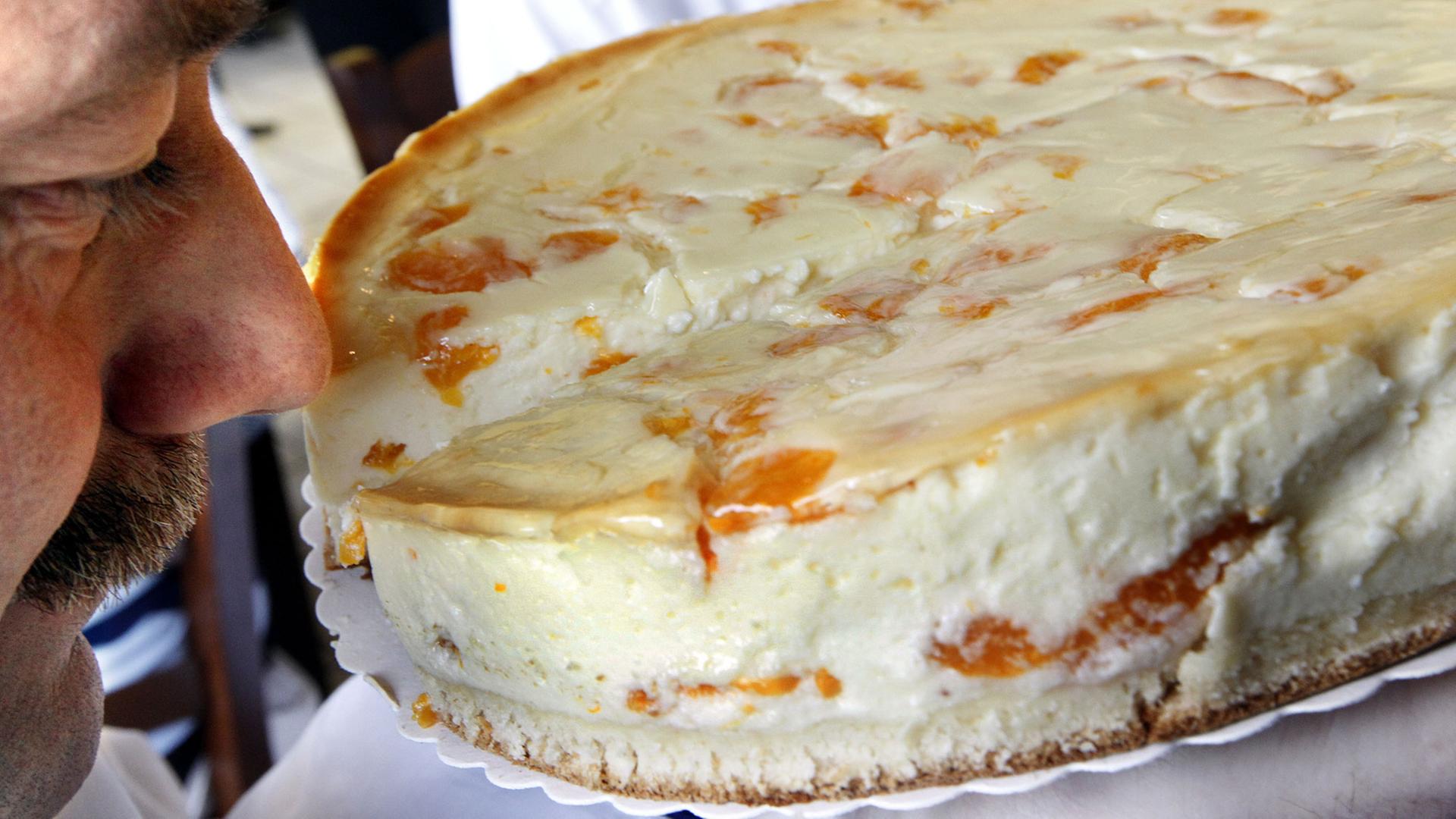 Ein Mitglied einer neunköpfigen Jury testet am in der Bäckerei Rösler in Berlin-Spandau beim "Vierten Berlin- Brandenburger Käsekuchen-Wettbewerb" frisch gebackenen Käsekuchen aus Schichtquark. Ein Mitglied einer neunköpfigen Jury testet am in der Bäckerei Rösler in Berlin-Spandau beim "Vierten Berlin- Brandenburger Käsekuchen-Wettbewerb" frisch gebackenen Käsekuchen aus Schichtquark.