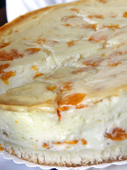 Ein Mitglied einer neunköpfigen Jury testet am in der Bäckerei Rösler in Berlin-Spandau beim "Vierten Berlin- Brandenburger Käsekuchen-Wettbewerb" frisch gebackenen Käsekuchen aus Schichtquark.