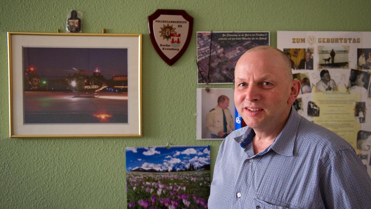 Jürgen Röhr, aufgenommen am 24.03.2010 in seiner Wohnung in Berlin. Wenn Röhr heute die Hand auf seinen Bauch legt, spürt er dort nichts mehr. 2003 wurde der Streifenpolizist in Berlin-Kreuzberg niedergeschossen, die Kugel durchschlug seinen halben Körper. Nach 85 Tagen Koma erwachte Röhr als Schwerbehinderter. Um die amtliche Anerkennung seines Schickslas musste er jahrelang kämpfen. Heute hilft der 50-Jährige anderen Polizisten in einer privaten Initiative. Jürgen Röhr, aufgenommen am 24.03.2010 in seiner Wohnung in Berlin. Wenn Röhr heute die Hand auf seinen Bauch legt, spürt er dort nichts mehr. 2003 wurde der Streifenpolizist in Berlin-Kreuzberg niedergeschossen, die Kugel durchschlug seinen halben Körper. Nach 85 Tagen Koma erwachte Röhr als Schwerbehinderter. Um die amtliche Anerkennung seines Schickslas musste er jahrelang kämpfen. Heute hilft der 50-Jährige anderen Polizisten in einer privaten Initiative.