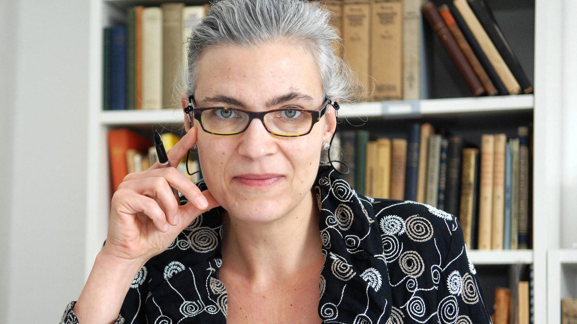 Die Rabbinerin Elisa Klapheck ist eine von drei hauptberuflichen Rabbinerinnen in Deutschland. Sie ist in einer Synagoge in Frankfurt am Main. Die Rabbinerin Elisa Klapheck ist eine von drei hauptberuflichen Rabbinerinnen in Deutschland. Sie ist in einer Synagoge in Frankfurt am Main.