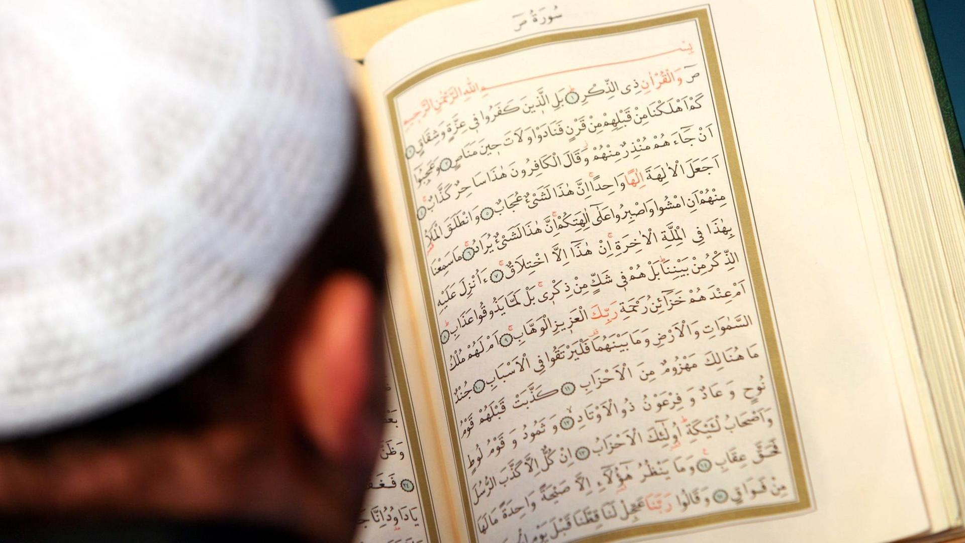 Ein Imam in der Sehitlik-Moschee am Columbiadamm in Berlin. Ein Imam in der Sehitlik-Moschee am Columbiadamm in Berlin.
