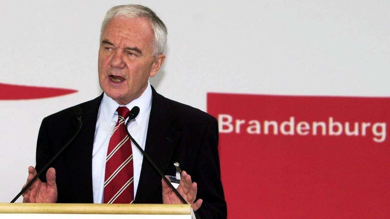 Brandenburgs Ministerpräsident Manfred Stolpe (SPD) spricht am 13.10.2001 beim Landesparteitag der brandenburgischen SPD in Eisenhüttenstadt Brandenburgs Ministerpräsident Manfred Stolpe (SPD) spricht am 13.10.2001 beim Landesparteitag der brandenburgischen SPD in Eisenhüttenstadt
