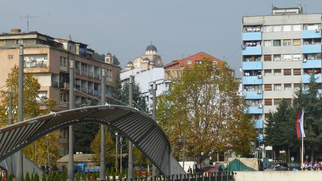 Blick auf Nord-Mitrovica, das überwiegend von Serben bewohnt wird