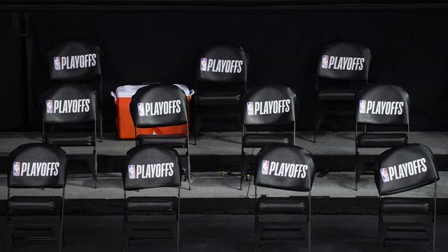 Leere Sitze stehen in der Baskeballhalle in Florida. Auf den Stühlen klebt ein Schild mit den Wort "Playoffs".