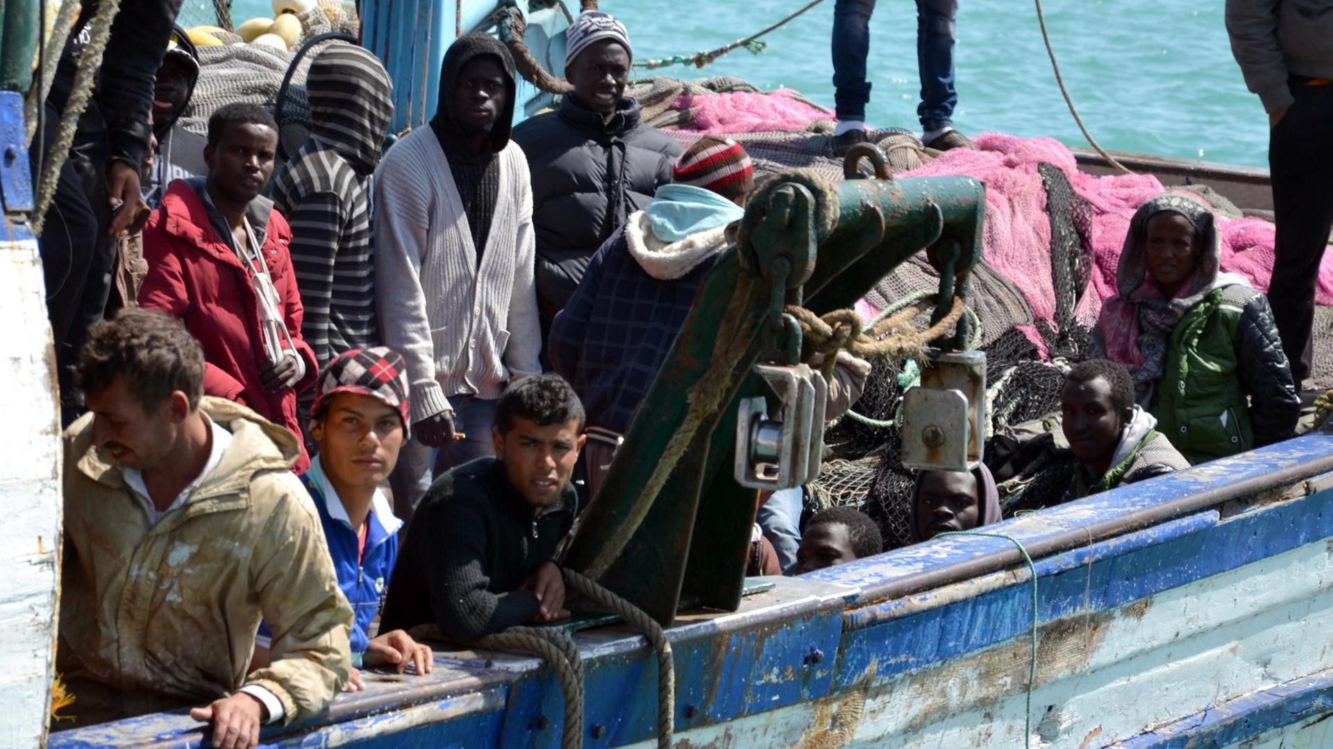 Auf dem Bild sind Migranten auf einem Schiff im tunesischen Zarzis zu sehen. Sie waren zuvor von der Küstenwache gerettet worden.