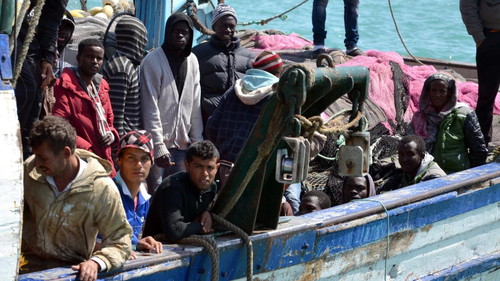 Auf dem Bild sind Migranten auf einem Schiff im tunesischen Zarzis zu sehen. Sie waren zuvor von der Küstenwache gerettet worden. Auf dem Bild sind Migranten auf einem Schiff im tunesischen Zarzis zu sehen. Sie waren zuvor von der Küstenwache gerettet worden.