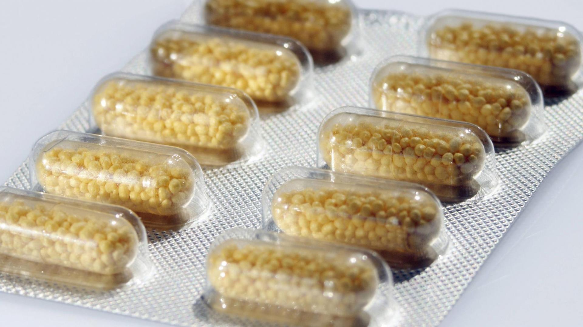 Zehn Vitamin-C-Kapseln in zwei Reihen in einer Blisterpackung Zehn Vitamin-C-Kapseln in zwei Reihen in einer Blisterpackung
