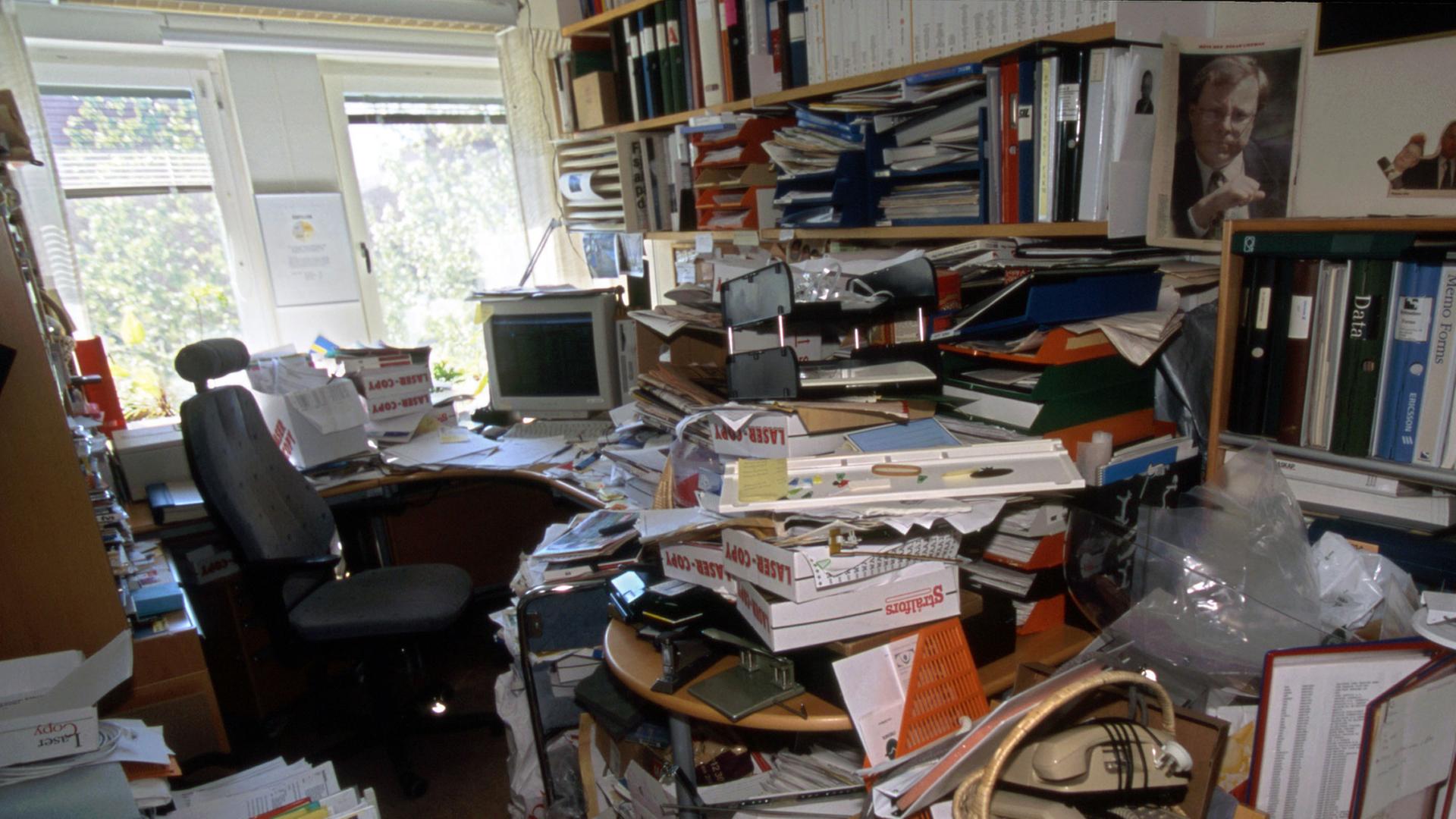 Chaos und Unordnung in einem Arbeitszimmer Chaos und Unordnung in einem Arbeitszimmer
