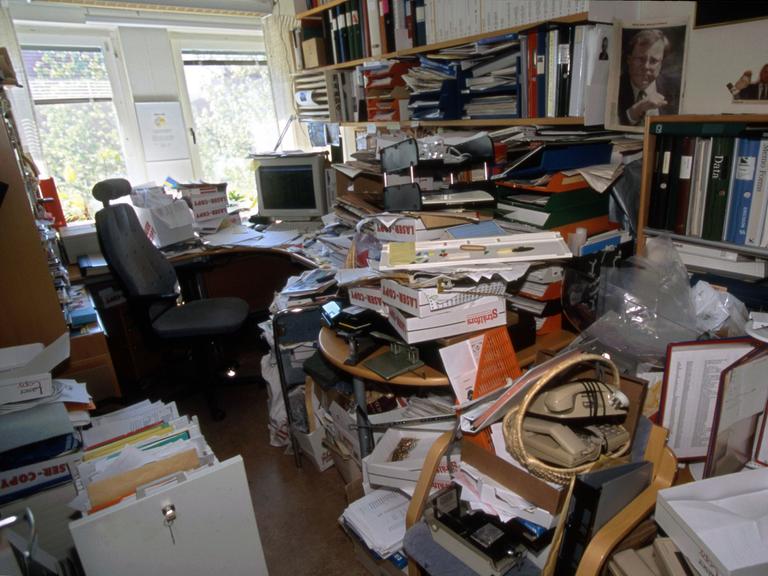 Chaos und Unordnung in einem Arbeitszimmer