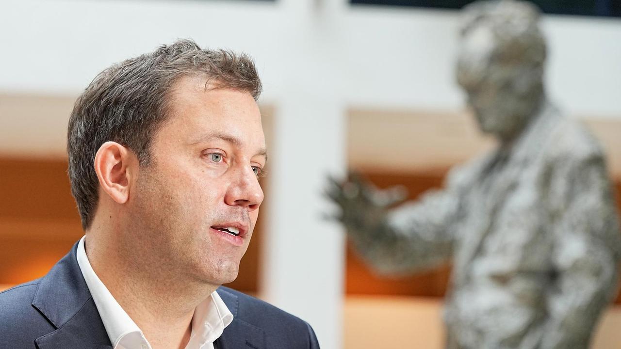 Berlin: Lars Klingbeil, Generalsekretär der SPD, steht nach den Beratungen der SPD-Spitzengremien über die neue Parteispitze im Willy-Brand-Haus. Hinter ihm die Skultur von Willy Brand. Berlin: Lars Klingbeil, Generalsekretär der SPD, steht nach den Beratungen der SPD-Spitzengremien über die neue Parteispitze im Willy-Brand-Haus. Hinter ihm die Skultur von Willy Brand.
