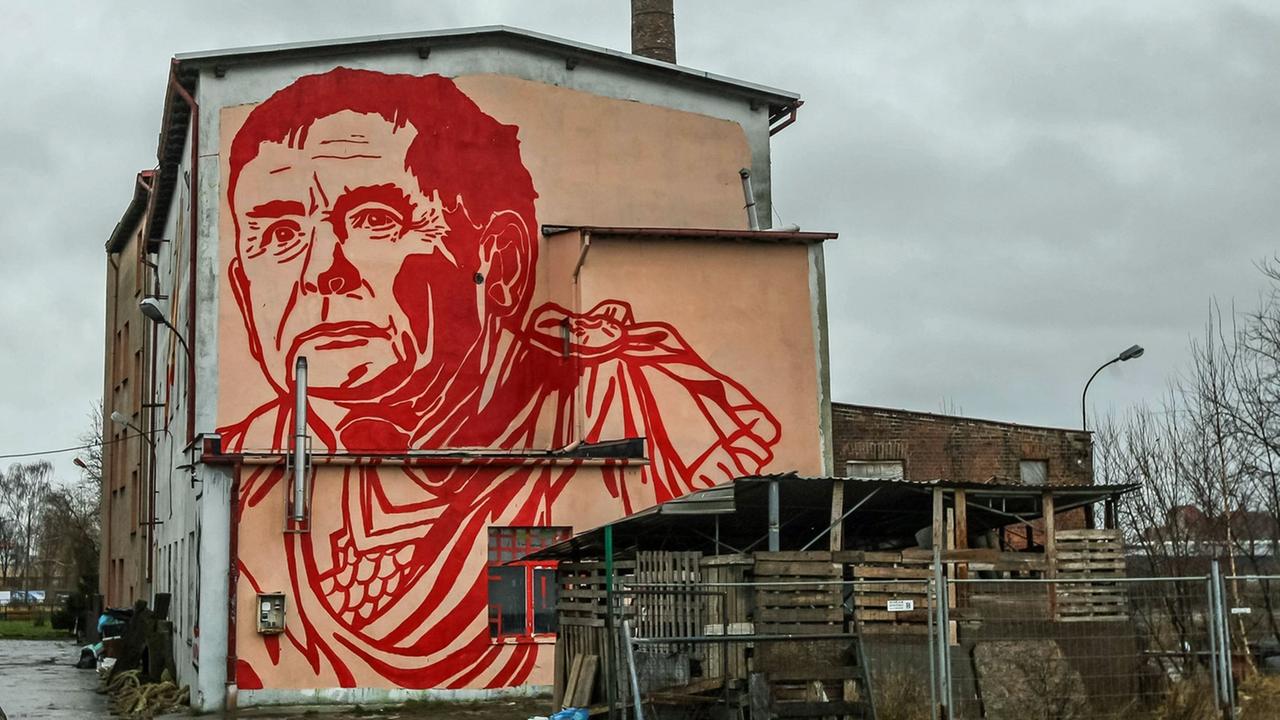 Danzig in Polen: Ein blutrotes Wandbild auf einer Hausfassade zeigt den Vorsitzenden der Regierungspartei PiS, Jaroslaw Kaczynski in einer römischen Toga als Julius Cäsar. Danzig in Polen: Ein blutrotes Wandbild auf einer Hausfassade zeigt den Vorsitzenden der Regierungspartei PiS, Jaroslaw Kaczynski in einer römischen Toga als Julius Cäsar.
