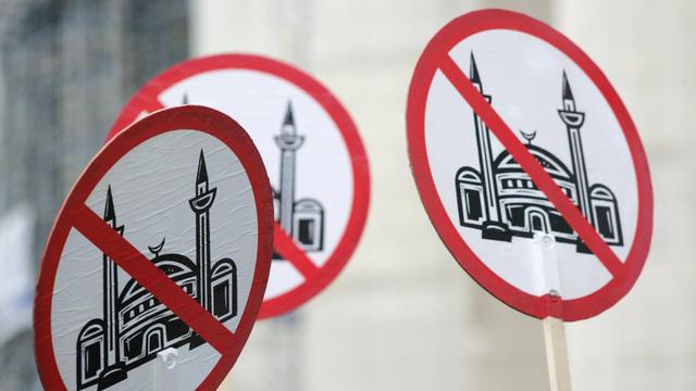 Islamfeindliche Plakate bei einer Demonstration in Köln