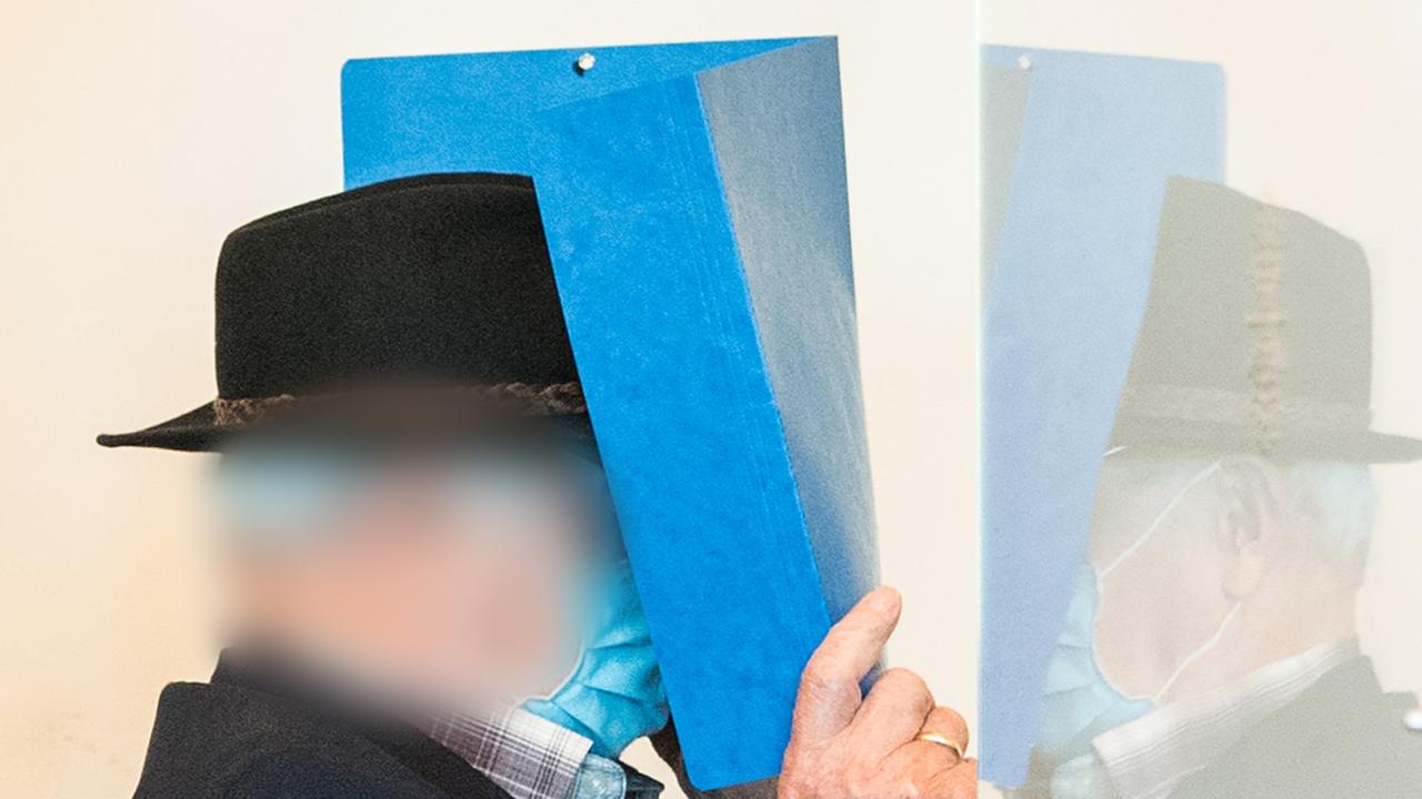 17.07.2020, Hamburg: Ein 93 Jahre alter ehemaliger SS-Wachmann des Konzentrationslagers Stutthof bei Danzig wird im Landgericht in einen Gerichtssaal geschoben. Die Staatsanwaltschaft wirft dem 93 Jahre alten Mann Beihilfe zum Mord an 5230 Menschen vor. Foto: Daniel Bockwoldt/dpa - ACHTUNG: Angeklagter wurde aus rechtlichen Gründen gepixelt | Verwendung weltweit 17.07.2020, Hamburg: Ein 93 Jahre alter ehemaliger SS-Wachmann des Konzentrationslagers Stutthof bei Danzig wird im Landgericht in einen Gerichtssaal geschoben. Die Staatsanwaltschaft wirft dem 93 Jahre alten Mann Beihilfe zum Mord an 5230 Menschen vor. Foto: Daniel Bockwoldt/dpa - ACHTUNG: Angeklagter wurde aus rechtlichen Gründen gepixelt | Verwendung weltweit