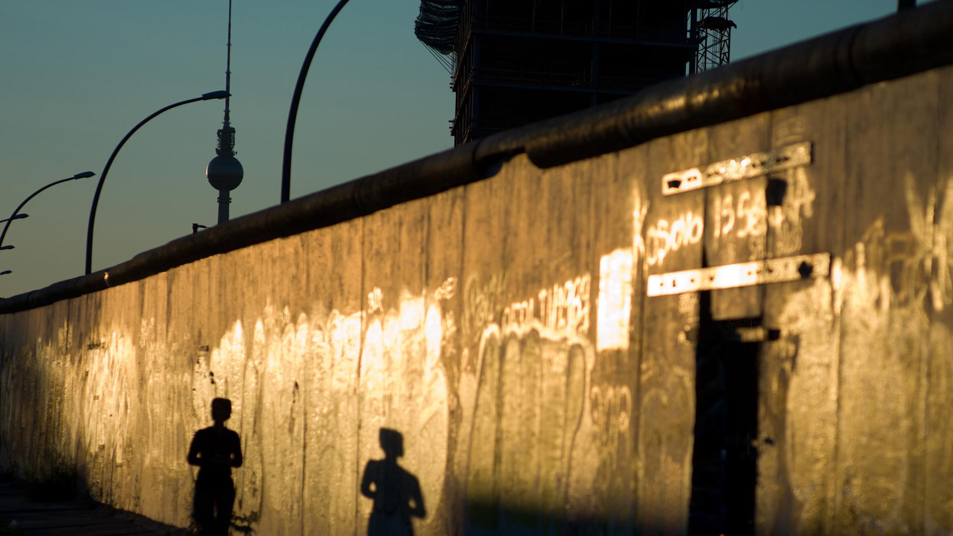 Die Abendsonne scheint in Berlin auf die Rückseite der "East-Side-Gallery". Die Abendsonne scheint in Berlin auf die Rückseite der "East-Side-Gallery".