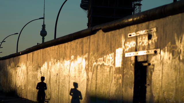 Die Abendsonne scheint in Berlin auf die Rückseite der "East-Side-Gallery".