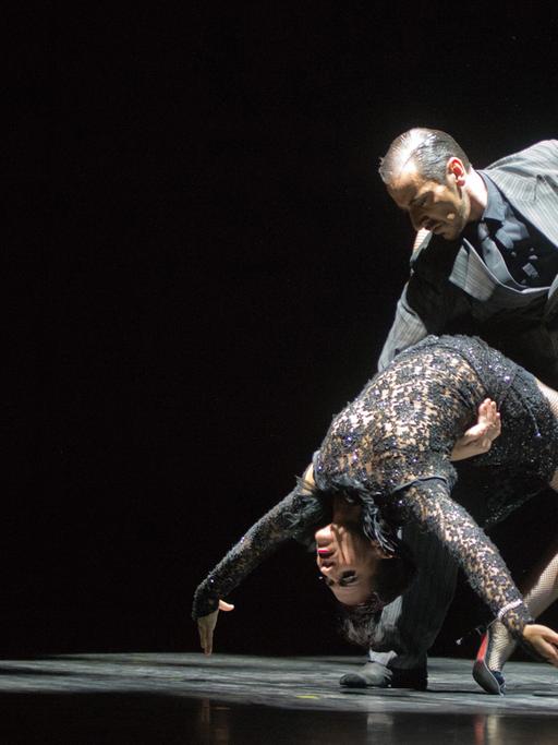 Mitglieder der Tanz-Company von Sidi Larbi Cherkaoui tanzen am 23.04.2014 in Wolfsburg (Niedersachsen) während der Fotoprobe zum Tanz-Festival Movimentos das Stück Milonga eine Tango Variation.