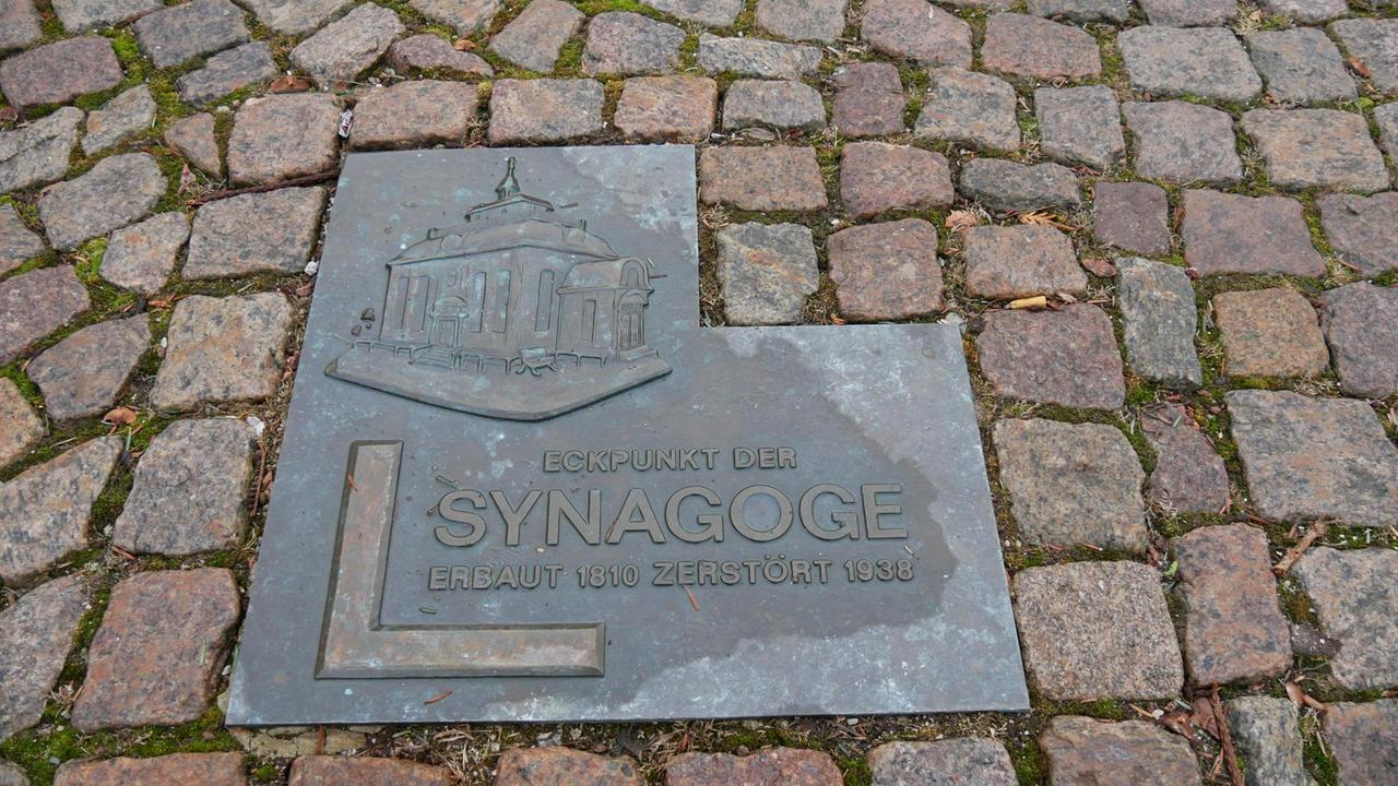 Im Stadtkern von Seesen deuten vier Gedenksteine an, wo bis 1938 die Synagoge stand.