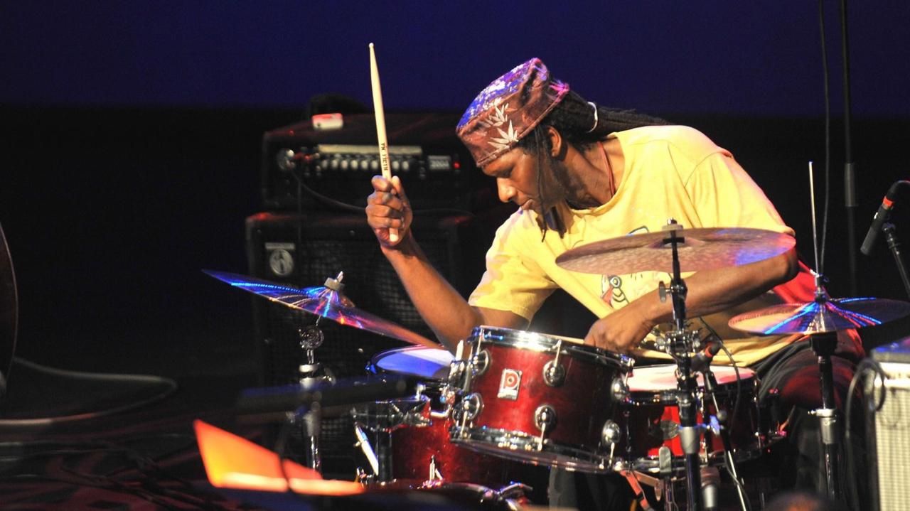 Hamid Drake spielt am Schlagzeug. Hamid Drake spielt am Schlagzeug.