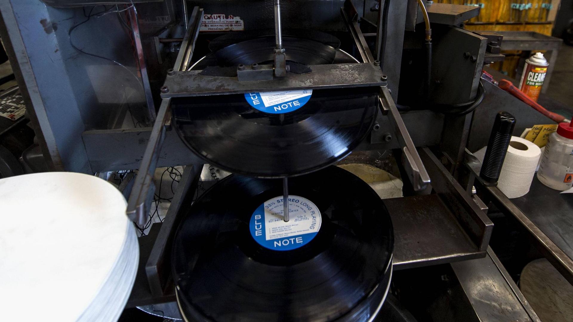 Platten des Labels Blue Note werden gepresst. Platten des Labels Blue Note werden gepresst.