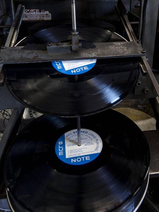 Platten des Labels Blue Note werden gepresst.