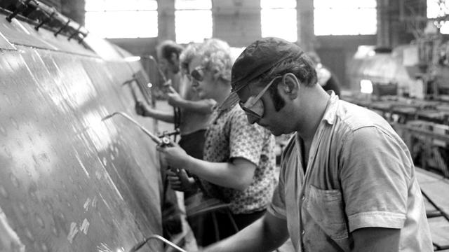 Die Metallarbeiter im VEB Waggonbau Görlitz fertigen Doppelstockzüge für die Deutsche Reichsbahn (DR) und für den Export. Im Juli 1976 wird eine Serie von Waggons für Polen in den riesigen Werkhallen in Görlitz montiert.