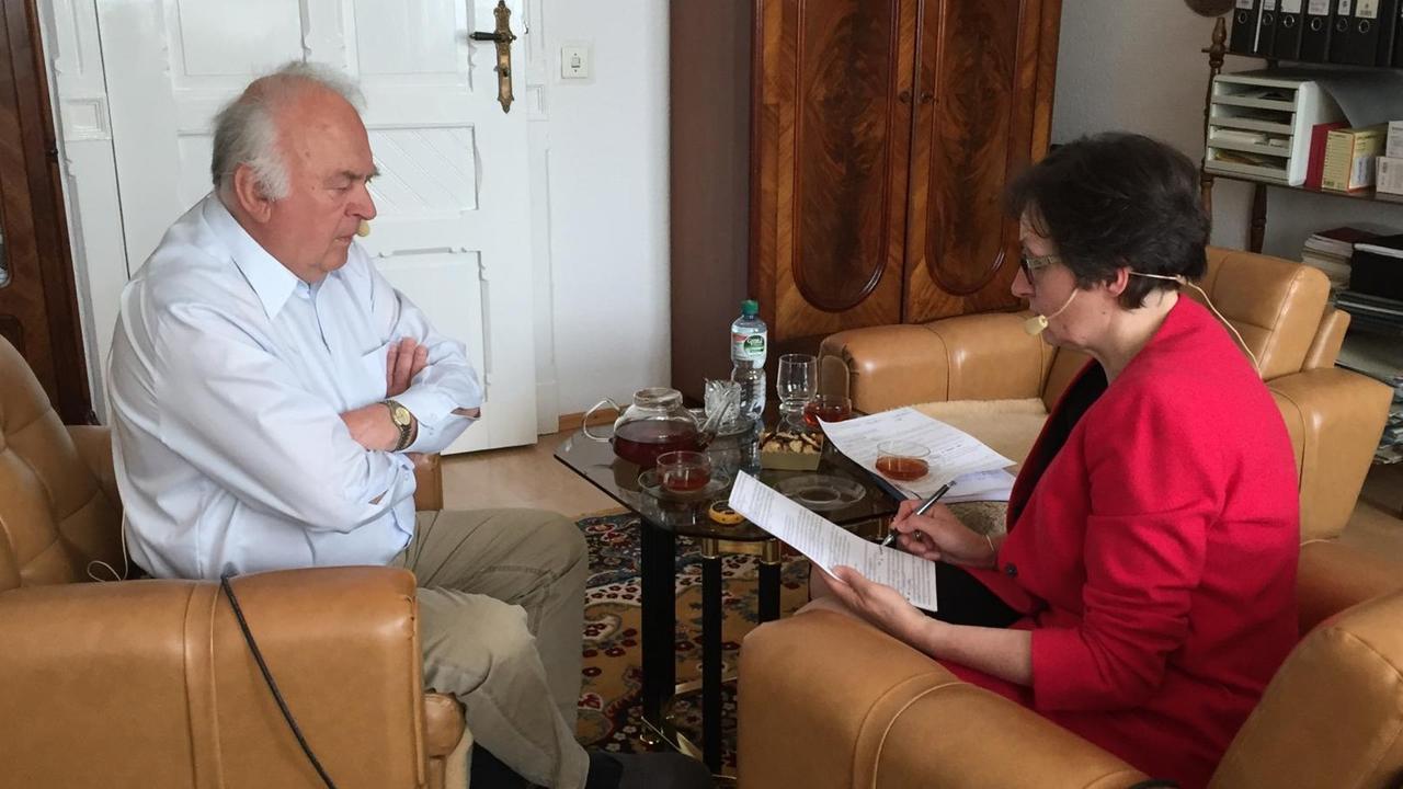 Beim Interview: Der langjährige Ministerpräsident von Sachsen-Anhalt Wolfgang Böhmer (CDU) und Birgit Wentzien, Chefredakteurin des Deutschlandfunk Beim Interview: Der langjährige Ministerpräsident von Sachsen-Anhalt Wolfgang Böhmer (CDU) und Birgit Wentzien, Chefredakteurin des Deutschlandfunk
