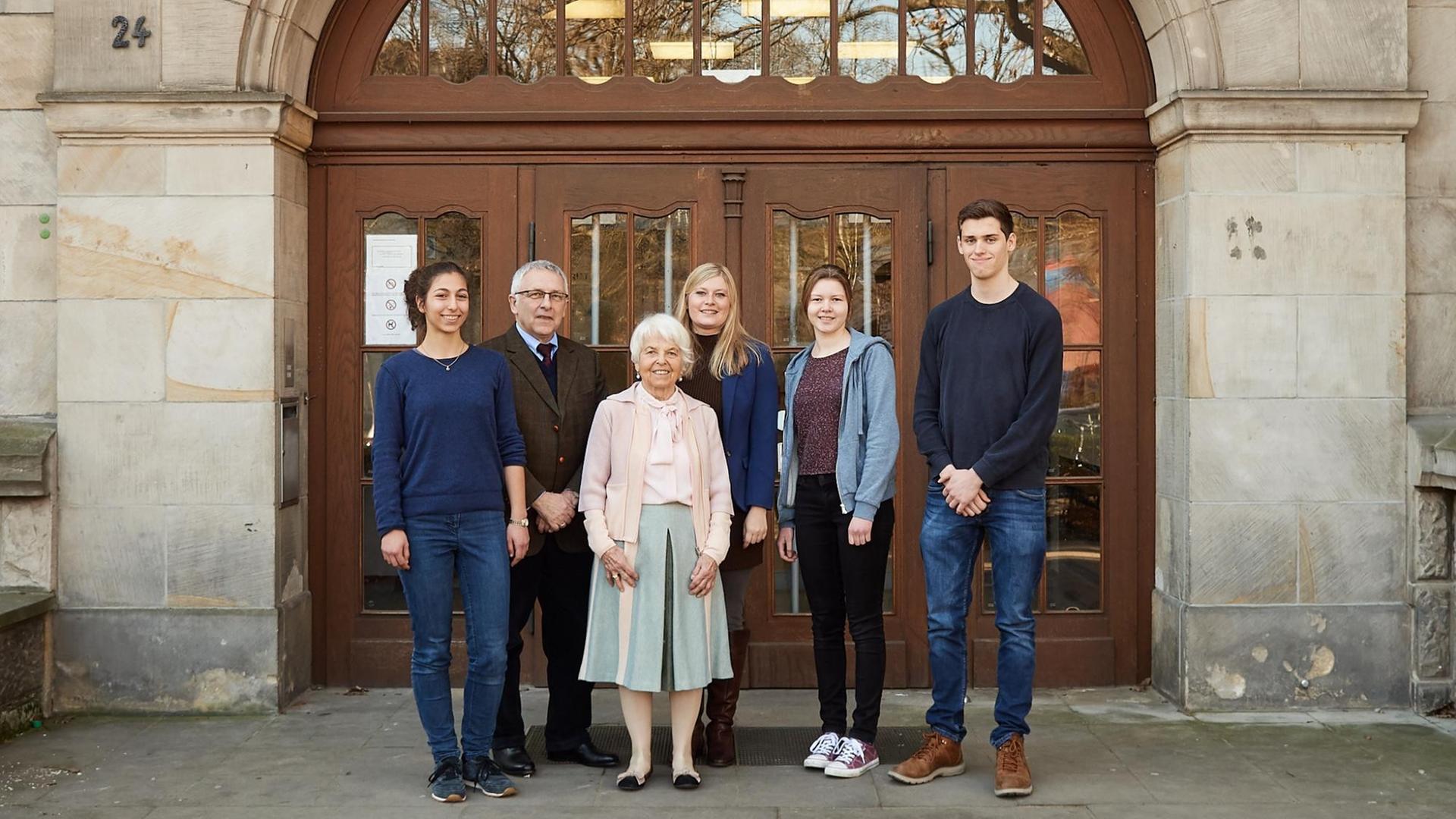 Die EU-Abgeordnete Renate Heinisch und die Schüler der Wilhelm-Raabe-Schule in Hannover vor dem Schulportal Die EU-Abgeordnete Renate Heinisch und die Schüler der Wilhelm-Raabe-Schule in Hannover vor dem Schulportal