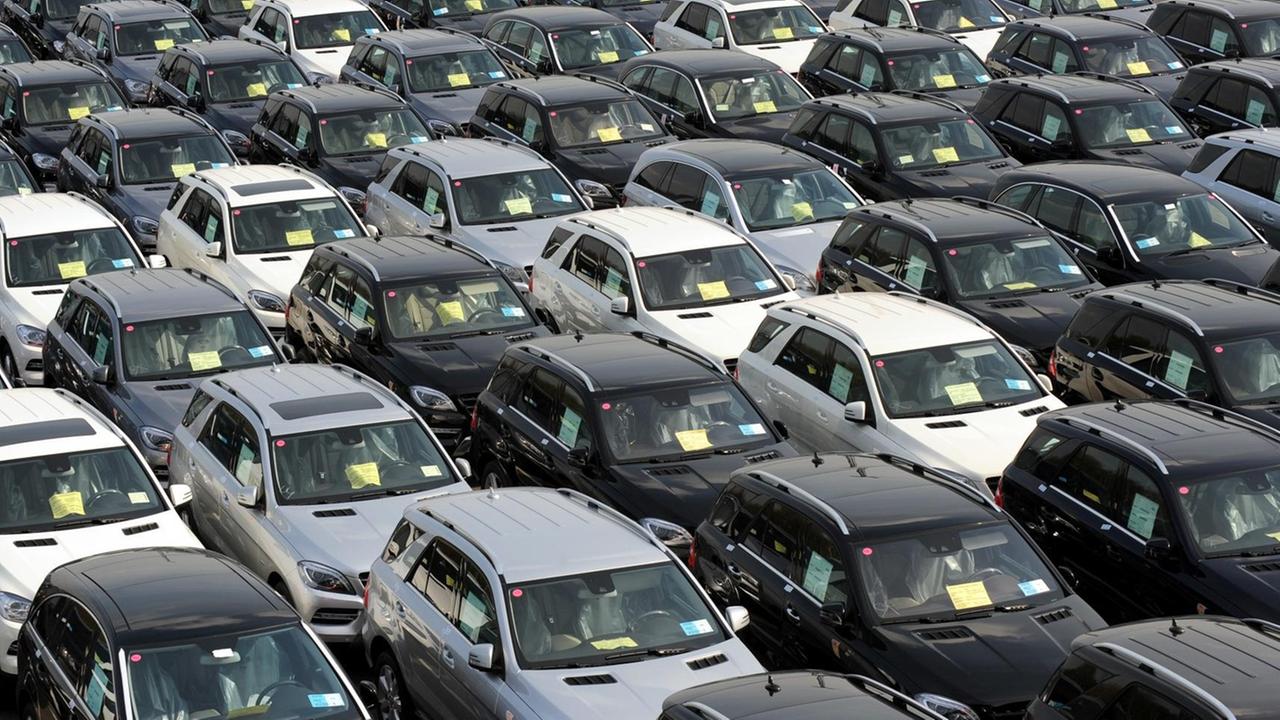 Hunderte geparkte Autos stehen auf einem Autoterminal in Bremerhaven Hunderte geparkte Autos stehen auf einem Autoterminal in Bremerhaven