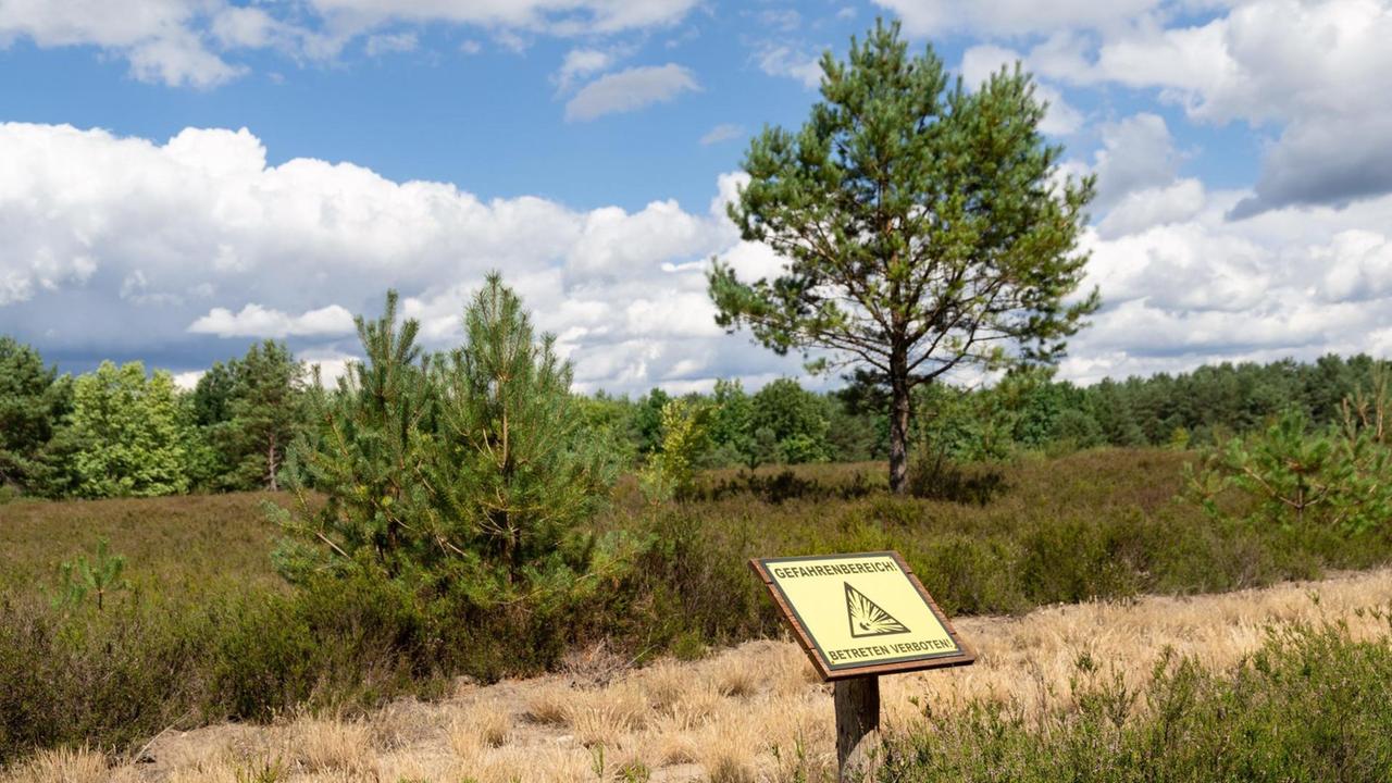 Ein Verbotsschild warnt in der Kyritz-Ruppiner-Heide bei Neuglienicke (Landkreis Ostprignitz-Ruppin) vor dem Verlassen der Wege. Der einstige Truppenübungsplatz darf teilweise wieder zivil genutzt werden. Ein Verbotsschild warnt in der Kyritz-Ruppiner-Heide bei Neuglienicke (Landkreis Ostprignitz-Ruppin) vor dem Verlassen der Wege. Der einstige Truppenübungsplatz darf teilweise wieder zivil genutzt werden.