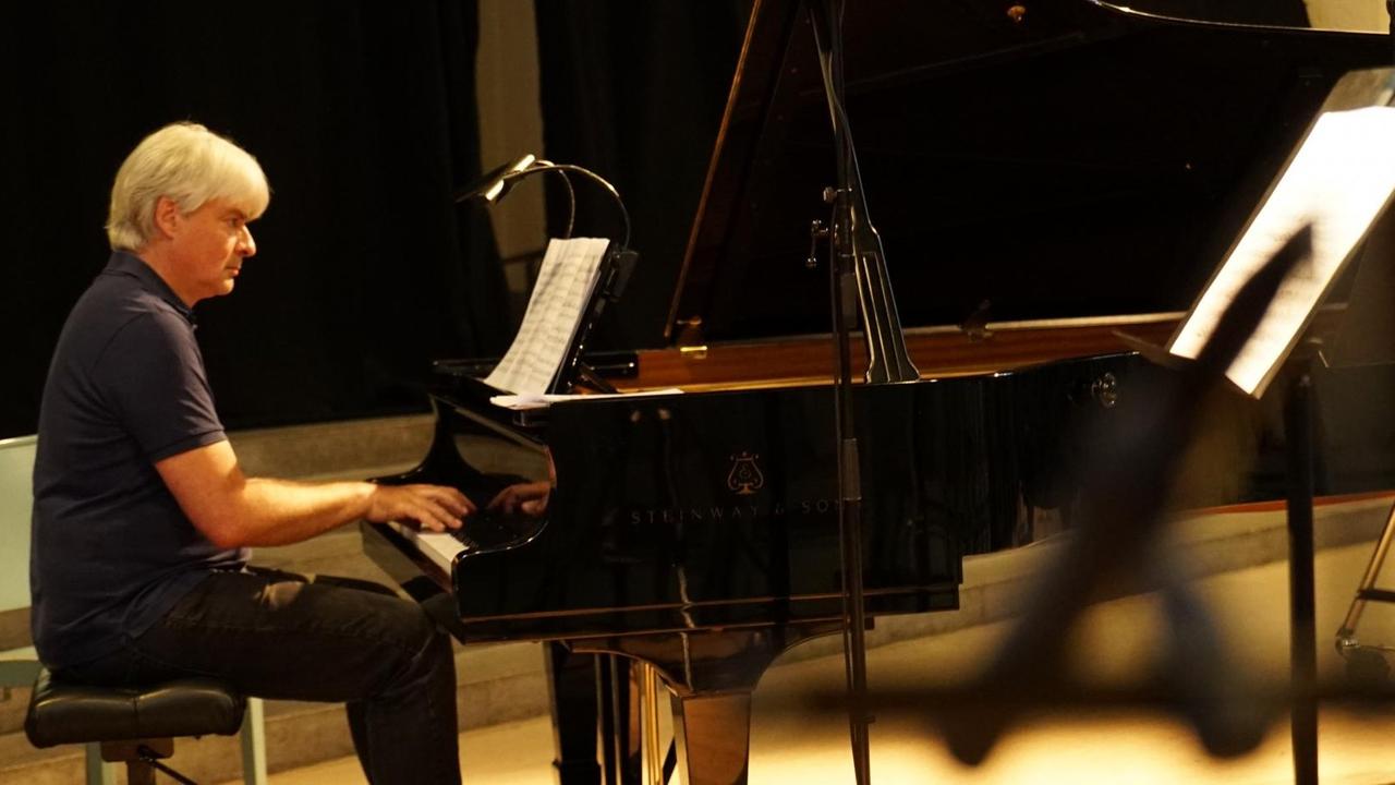 Der Pianist am Klavier sitzend. Der Pianist am Klavier sitzend.